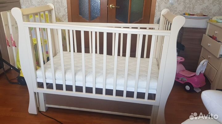 Детская кроватка с маятником и ящиком