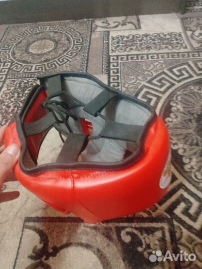 Шлем, боксёрские перчатки и скакалка