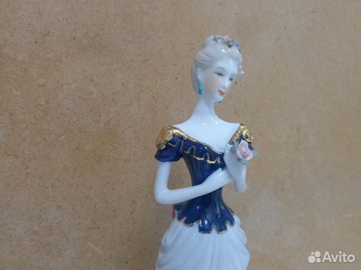 Фарфоровая статуэтка