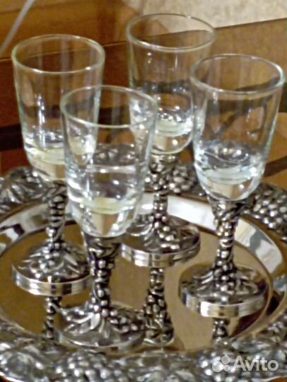 Поднос и рюмки