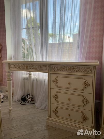 Письменный стол и шкаф и стеллаж и для балдахина