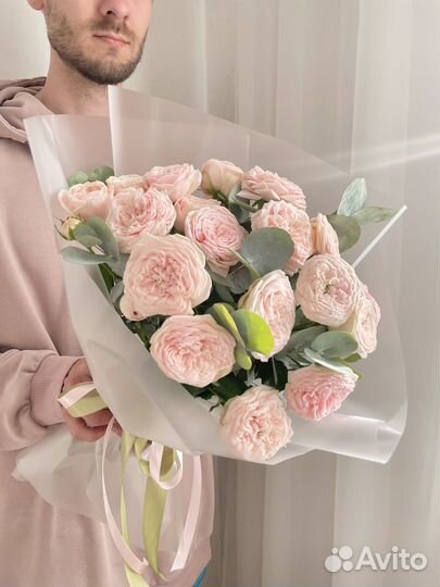 Букет из кустовых роз и эвкалипта