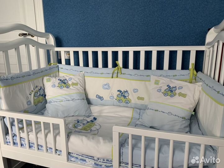 Бортики в кроватку, шторы, настольная лампа