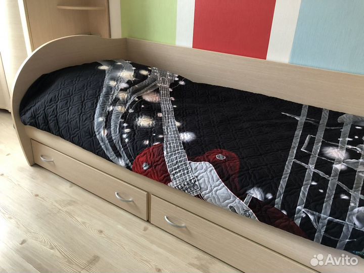 Мебель в комнату (стол, шкафы, полки, кровать)