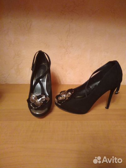 Чёрные замшевые туфли