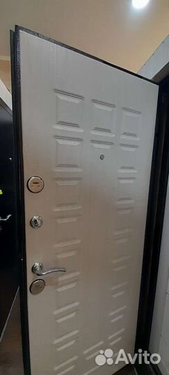 Дверь входная на базальтовой плите
