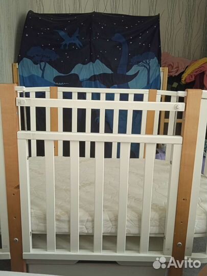 Детская кроватка с маятником