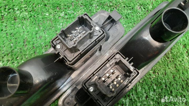 Кнопка стеклоподъемника передняя правая Renault