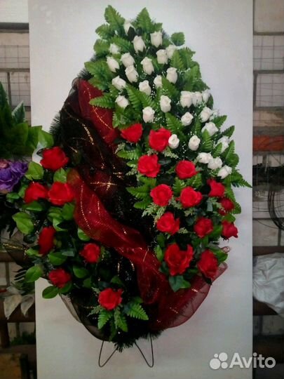 Ритуальная табличка, кресты, гробы, венки