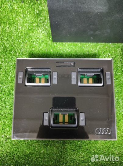 Настольная зарядная станция idapt i4 Audi