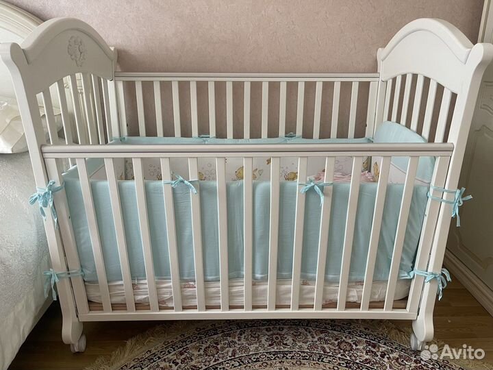 Детская кроватка с маятником и ящиком