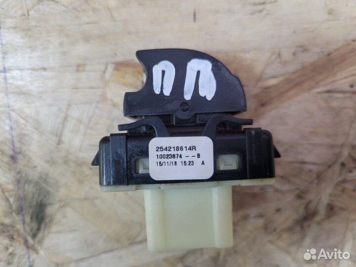 Кнопка стеклоподъемника передняя правая LADA X-Ray