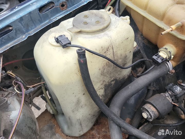 Бачек омывателя на Мерседес w124
