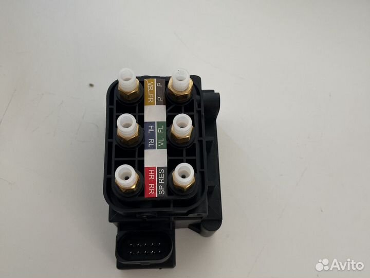 Блок клапанов пневмоподвески w221-GL164-ML164