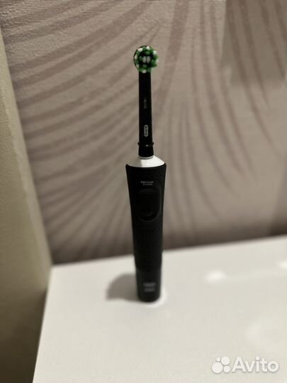 Электрическая зубная щетка oral b новая