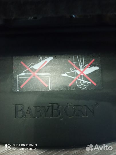 Шезлонг babybjorn с игрушкой