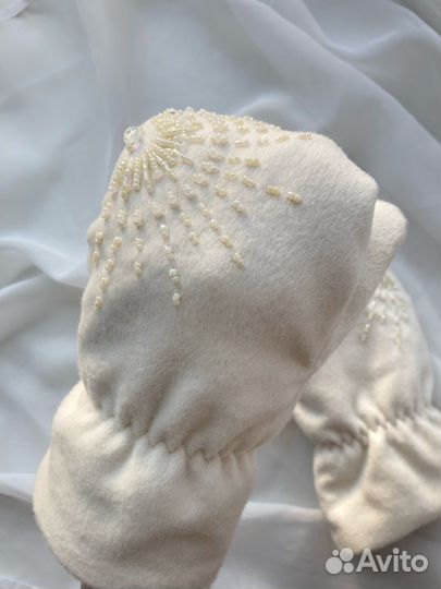 Варежки кашемировые молочные белые с вышивкой