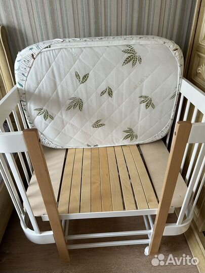 Детская кроватка с маятником