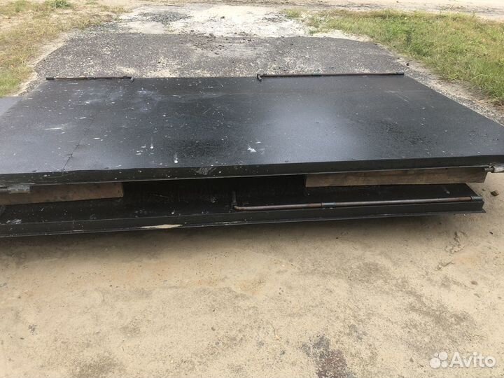 Дверь металлическая двухстворчатая в гараж