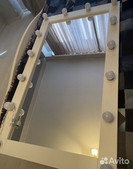 Гримерное зеркало с лампочками