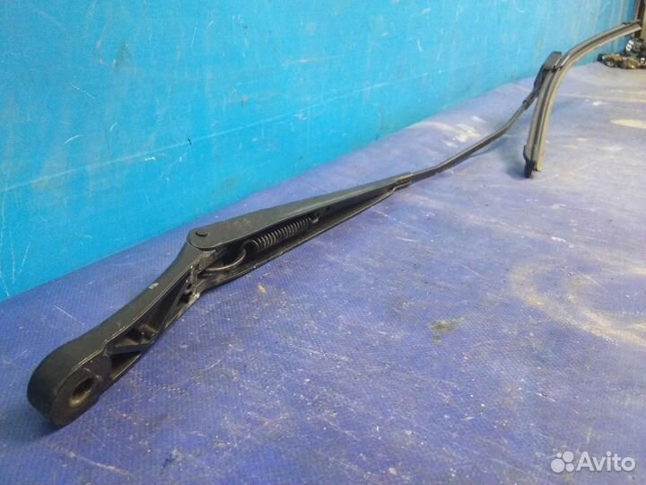 Поводок стеклоочистителя передний правый VW Golf V