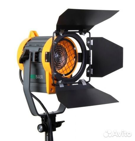 Источник галогеновый GreenBean Fresnel 650