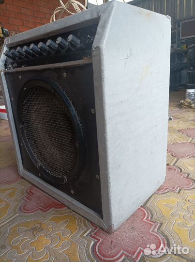 Гитарный комбоусилитель