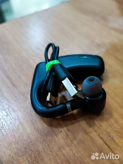Bluetooth гарнитура в ухо