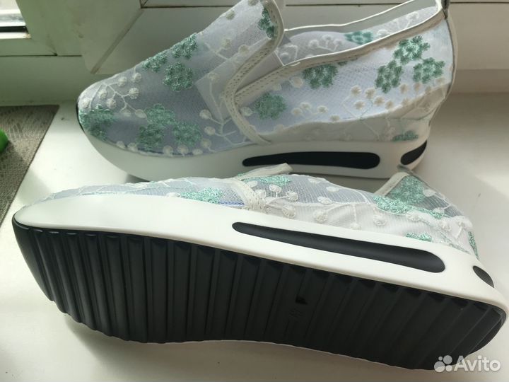 Продам кроссовки женские