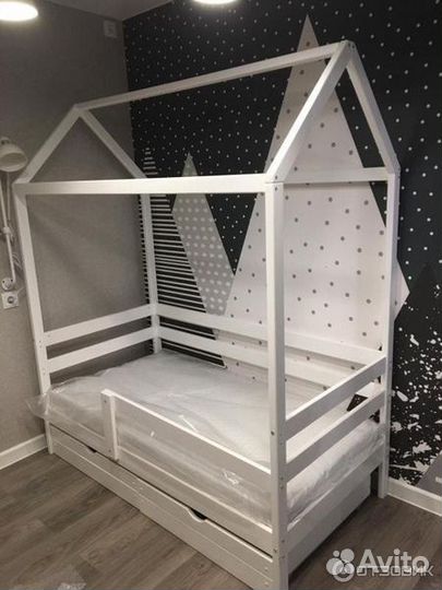 Кроватка высокий борт из натурального дерева домик