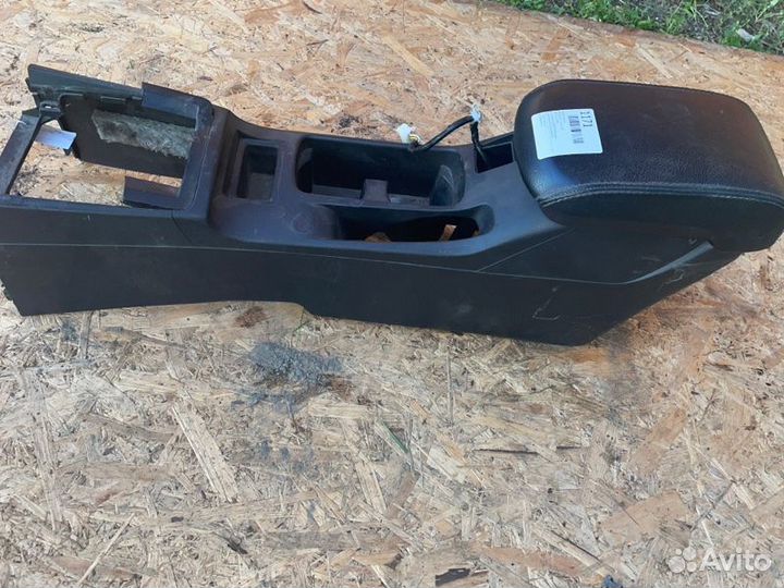 Консоль центральная (подлокотник-бардачок)