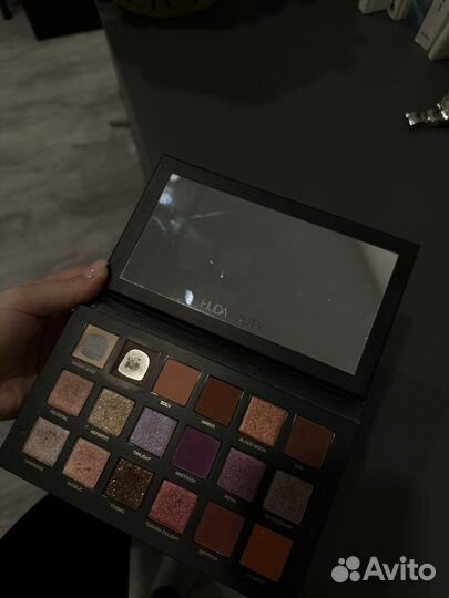 Палитра теней huda beauty