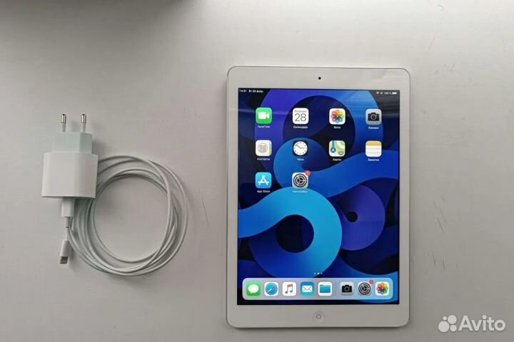 iPad Air (в идеале) с блоком и кабелем