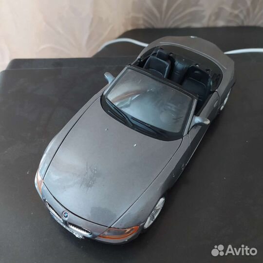 Модель BMW Z4 1:24 Bburago
