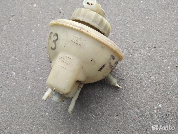 Бачок главного тормозного цилиндра на VW Гольф-3