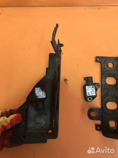 Датчик удара на Land Rover Discovery 3