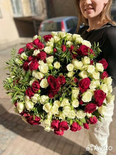 Букет из 39 красных и белых кустовых роз с зеленью