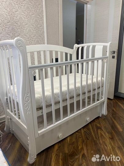 Детская кроватка с маятником и ящиком