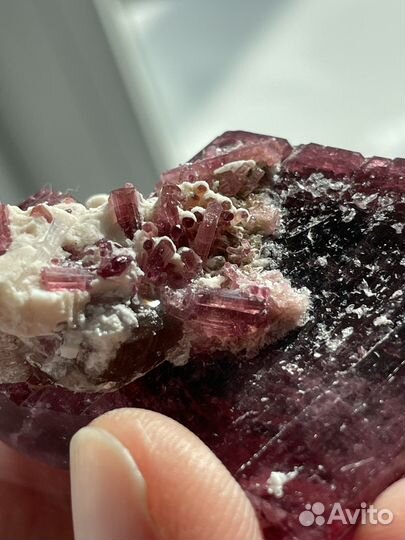 Кристалл турмалин рубеллит