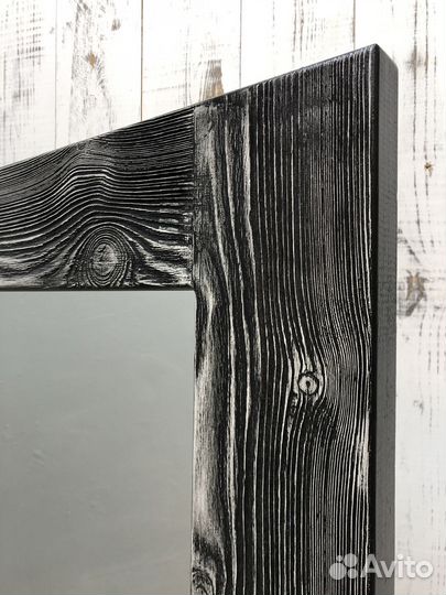 Зеркало в деревянной раме