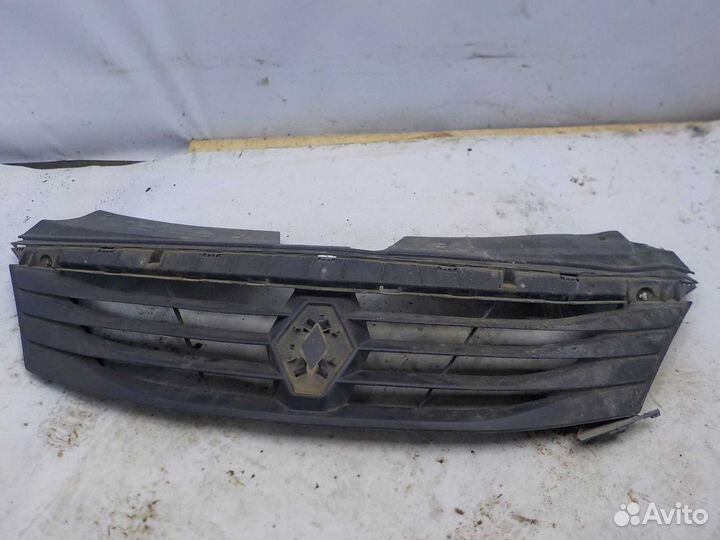 Решетка радиатора Renault Logan