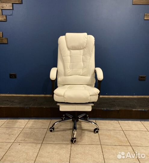 Офисное кресло руководителя с подножкой