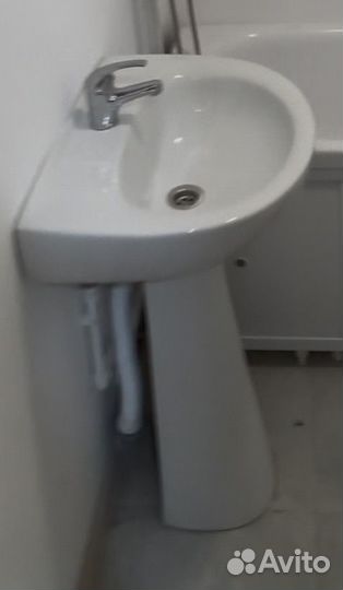 Раковина с пьедесталом и краном