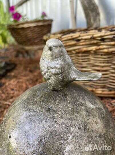 Птичка на шаре из бетона. Декор для сада