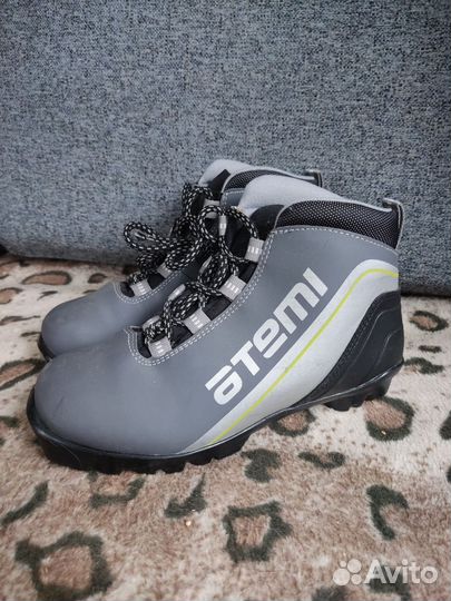 Лыжные ботинки и лыжи