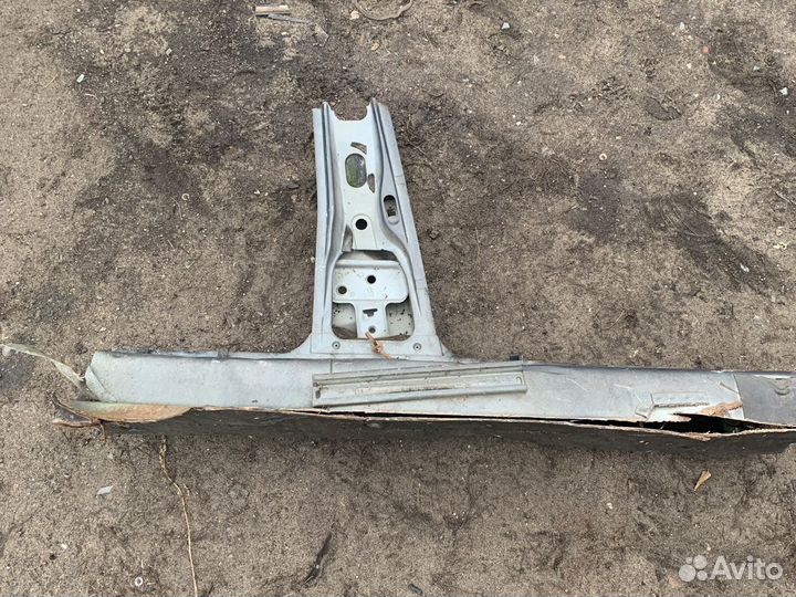 Порог левый со средней стойкой Audi 100 45 кузов