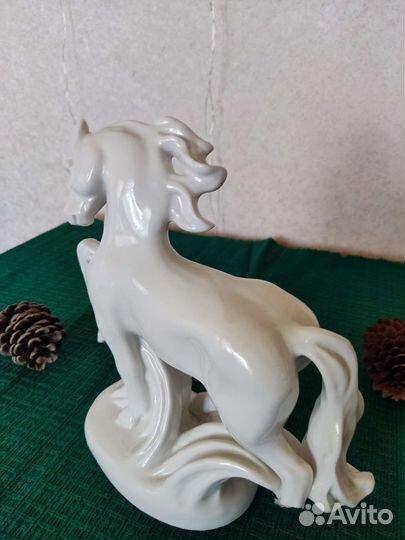 Фарфоровая статуэтка Конь- огонь