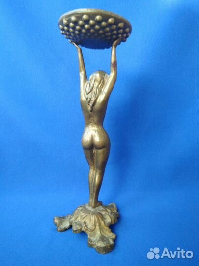 Старый подсвечник-канделябр в стиле барокко, ню