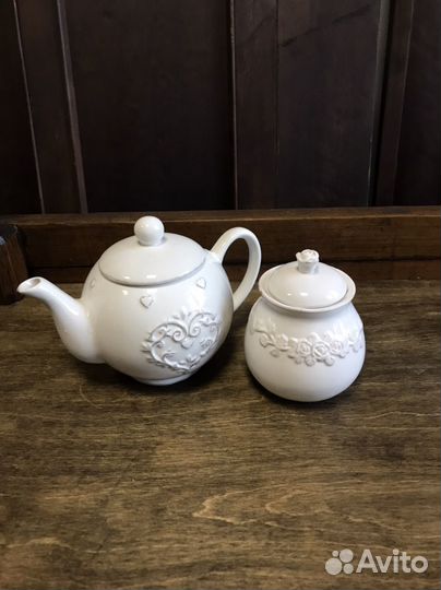 Заварочный чайник и сахарница