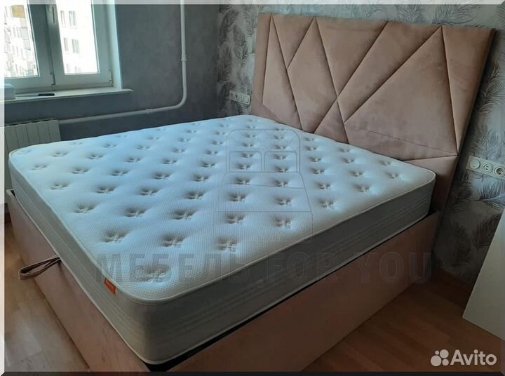 Кровать с мягким изголовьем
